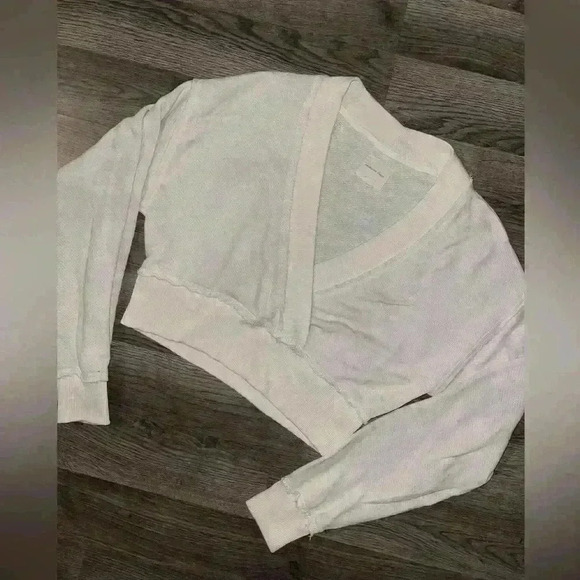 American Eagle Outfitters Tops - American eagle cropped sweater